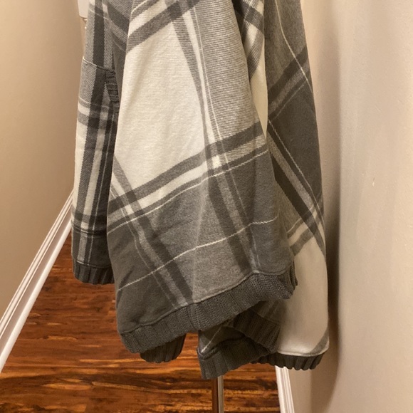 Coco & Carmen turtleneck poncho - Picture 3 of 11